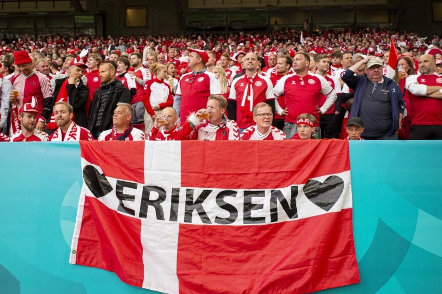 Christian Eriksen sofre novo colapso em amistoso da Dinamarca; partida interrompida