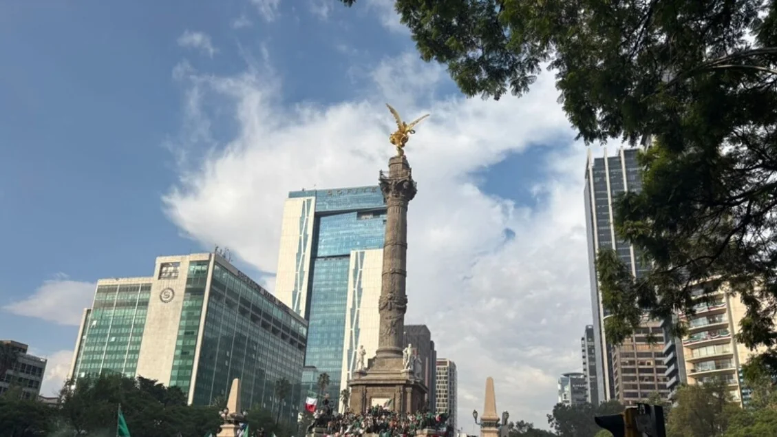 Cidade do México celebra a vitória da seleção por 2 a 0 no jogo inaugural