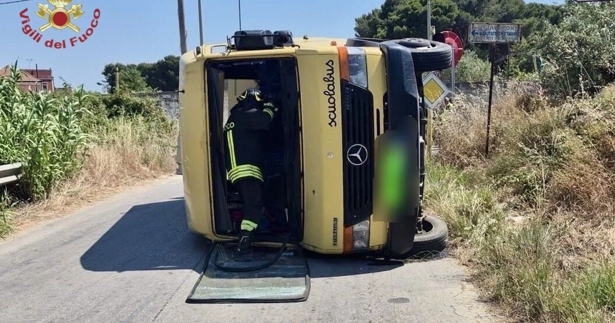 Colisão entre carro sem seguro e ônibus escolar em Mazara del Vallo fere 14 crianças