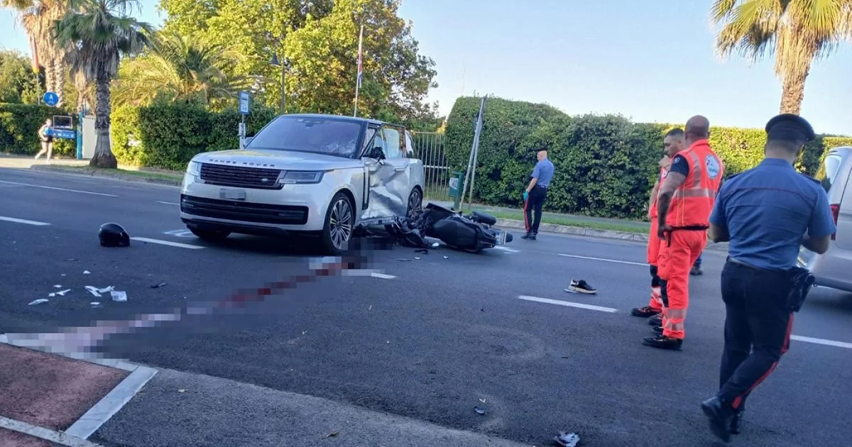 Colisão entre SUV e scooter na Versilia mata jovem de 17 anos; ocupantes do carro fugiram a pé
