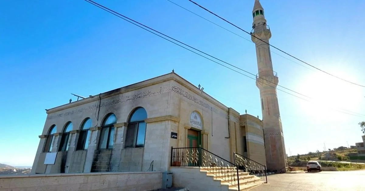Colonos israelenses incendiam mesquita em Jiljilya, ampliando tensão na Cisjordânia