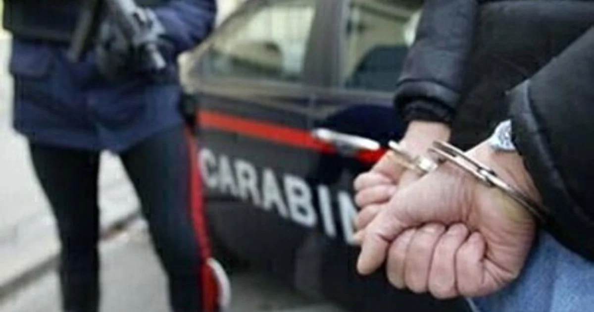 Cosenza: preso 30enne por tentativa de feminicídio após esfaquear jovem que o rejeitou