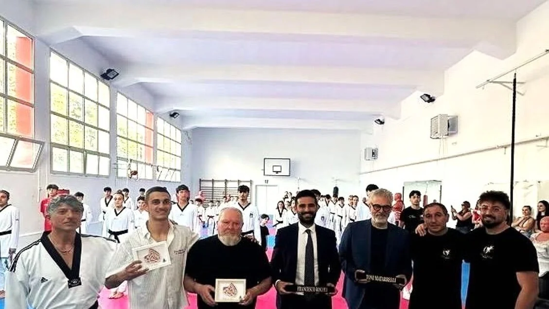 Dell'Aquila celebra ouro do Grand Prix na sua academia em Mesagne