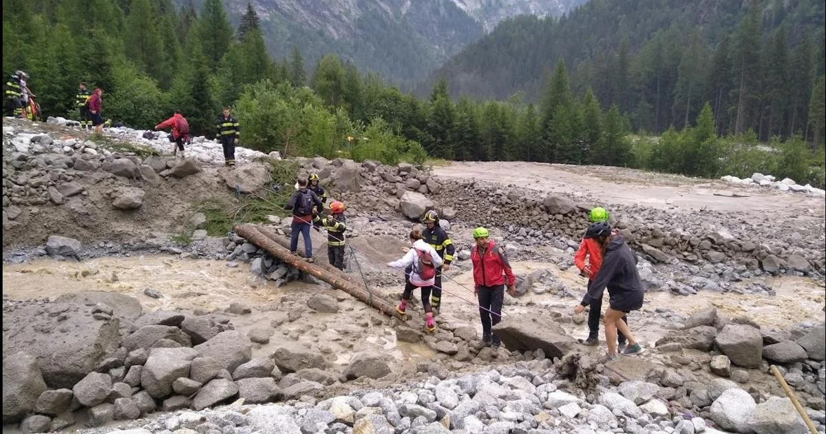 Deslizamento na Alta Val Genova isola cerca de 70 excursionistas; resgate durou horas