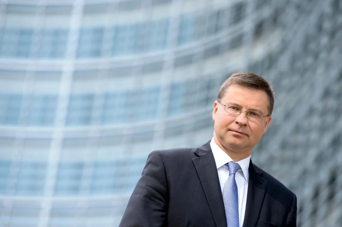 Dombrovskis acusa a esquerda por travar a competitividade e pede apoio empresarial à simplificação