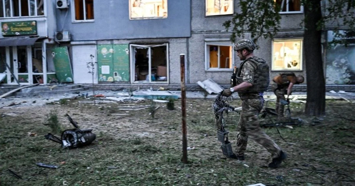 Drone russo atinge depósito de combustível esgotado perto de Chernobyl; Zelensky chama ataque de 'vil' em encontro com líderes em Londres