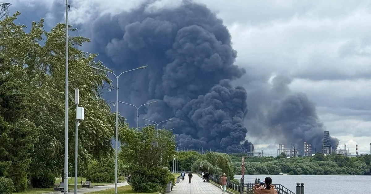 Drones atingem Moscou: ataque massivo leva fogo à refinaria e sacode o centro do poder russo