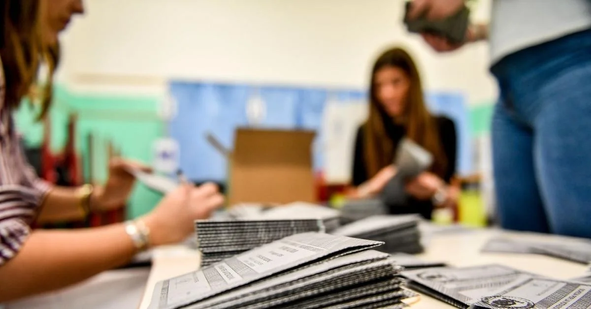 Eleições Municipais 2026: comparecimento cai para 39,8% nos balotagens; Sardegna e Sicília em foco