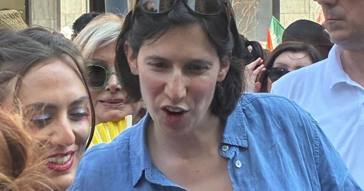 Elly Schlein no Gay Pride de Milão: “A omotransfobia continua a matar, a política precisa agir”
