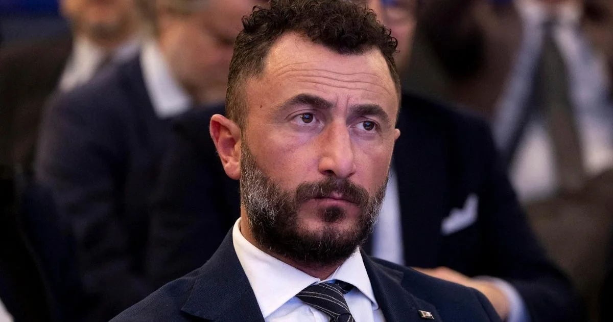 Deputado Emanuele Pozzolo sofre acidente com SUV em Vigliano Biellese; teste aponta taxa alcoólica acima do dobro do limite