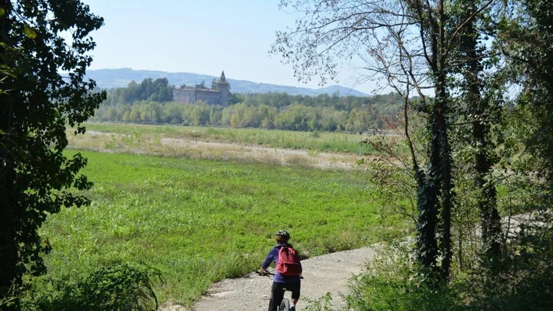 Emilia em duas rodas: pedalar entre castelos, museus e borghi