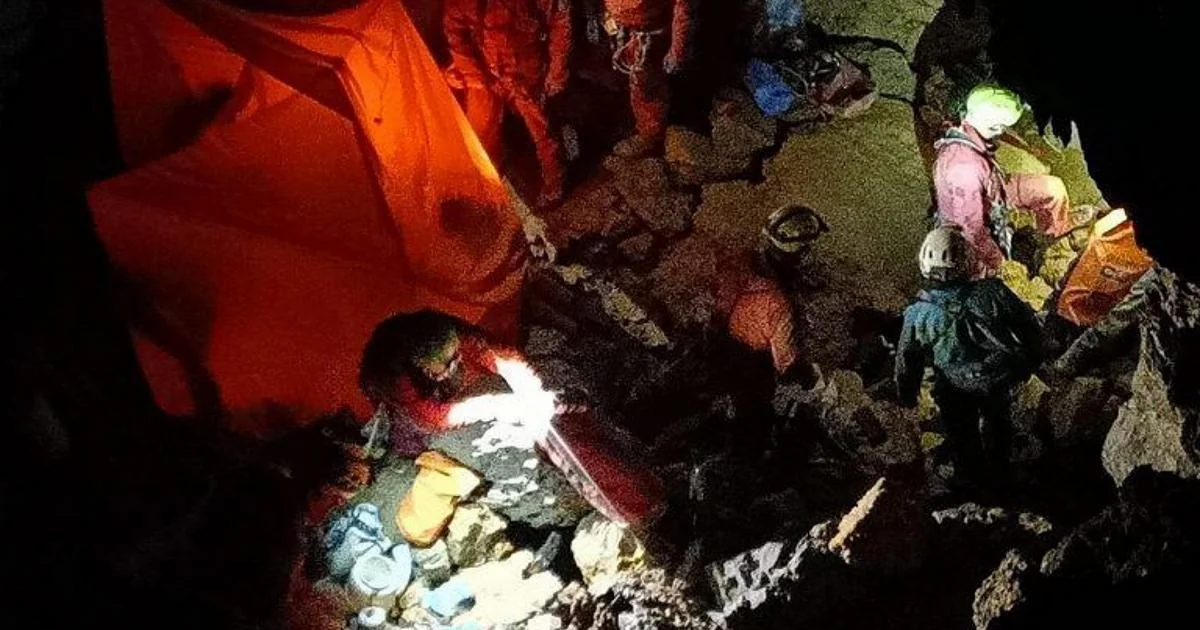 Espeleólogo de 20 anos é resgatado após ficar preso a 120 metros na Grotta dei Cinghiali Volanti (Cuneo)