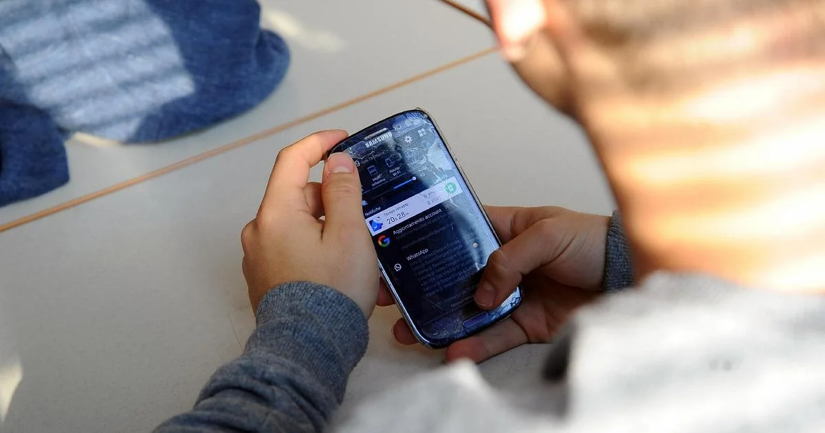Estudante flagrado com smartphone na Maturità em La Spezia é suspenso e reprovado