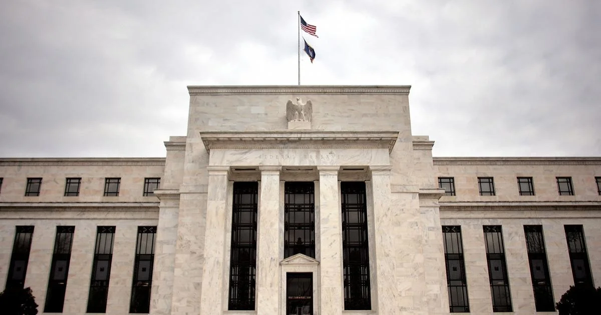 Fed mantém taxas em 3,50–3,75% na primeira decisão de Kevin Warsh; dot plot indica mais aperto