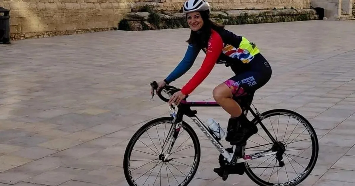 Fiat 500X invade faixa contrária e atropela grupo de ciclistas em Pioppo; mulher de 41 anos morre