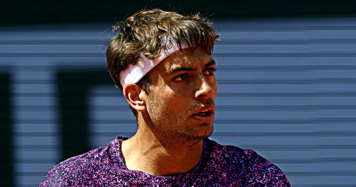 Flavio Cobolli supera o nervosismo, salva um match point e alcança os primeiros quartos de final no Roland Garros