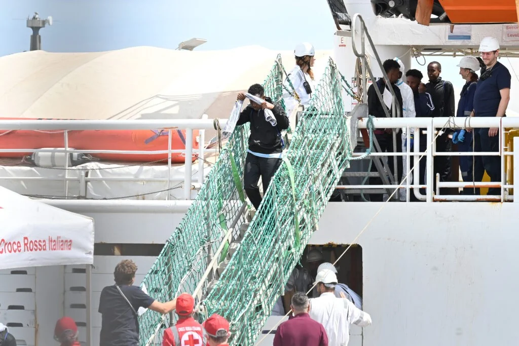 Nem "bomismo", nem extremismo: a força das regras vence quem lucra com o caos migratório