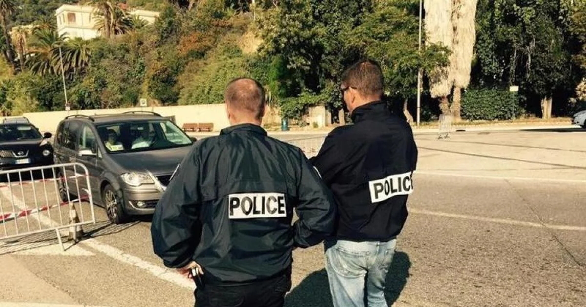 França: crianças de 2 e 4 anos morrem dentro de carro em Carpentras por provável golpe de calor