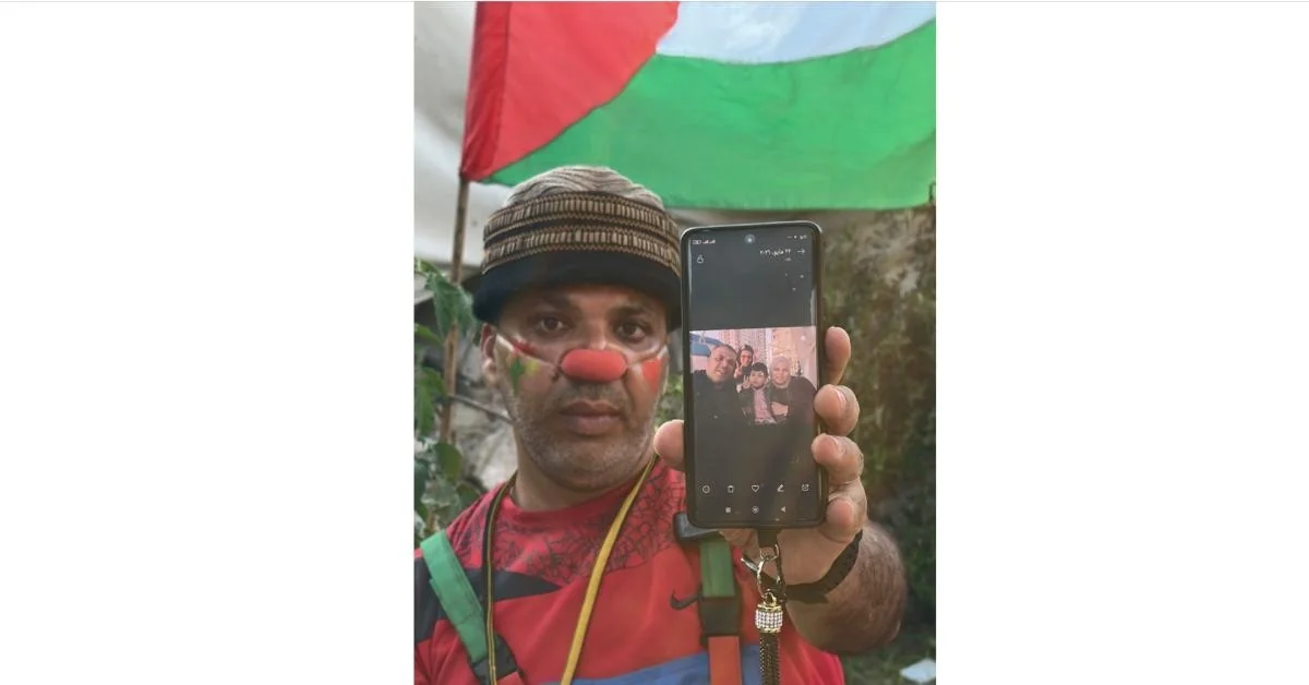 Gaza: o palhaço palestino Fidaa Al-Ladawi retoma trabalho com crianças após perder família no genocídio