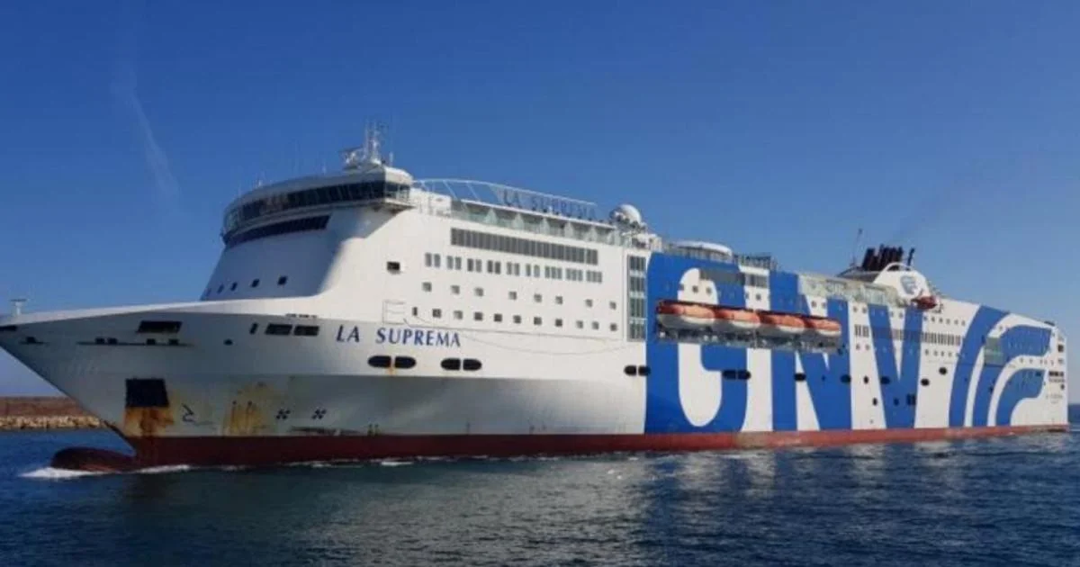 Navio GNV Azzurra Napoli parado ao largo da Córsega após incêndio em sala de máquinas