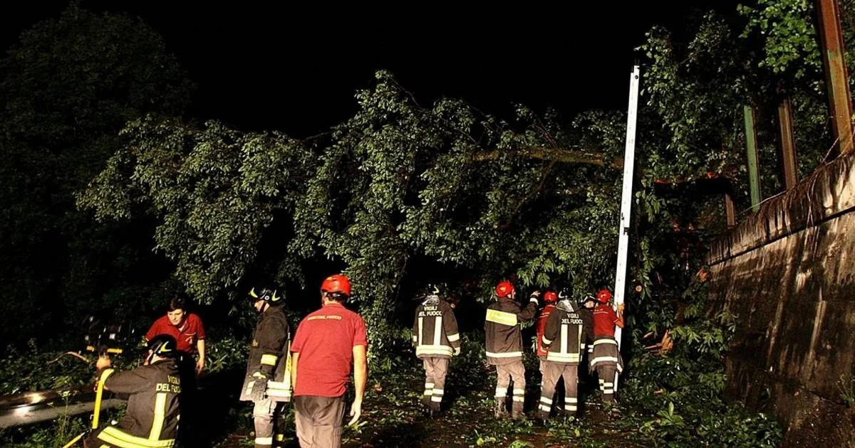 Após onda de calor, granizo e temporal interrompem trens em Valchiavenna e Valtellina (Lombardia)