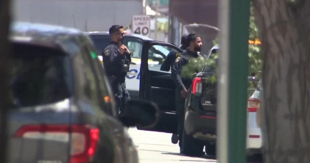Homem se barricou em agência da Chase em Bakersfield: negociações e alerta de bomba
