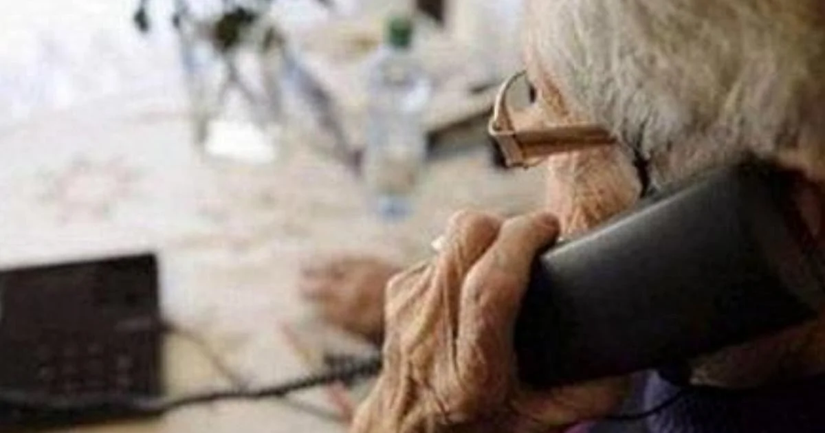 Maratona telefônica de mais de 12 horas: idoso de 82 anos arma armadilha e faz prender dois golpistas em Roma