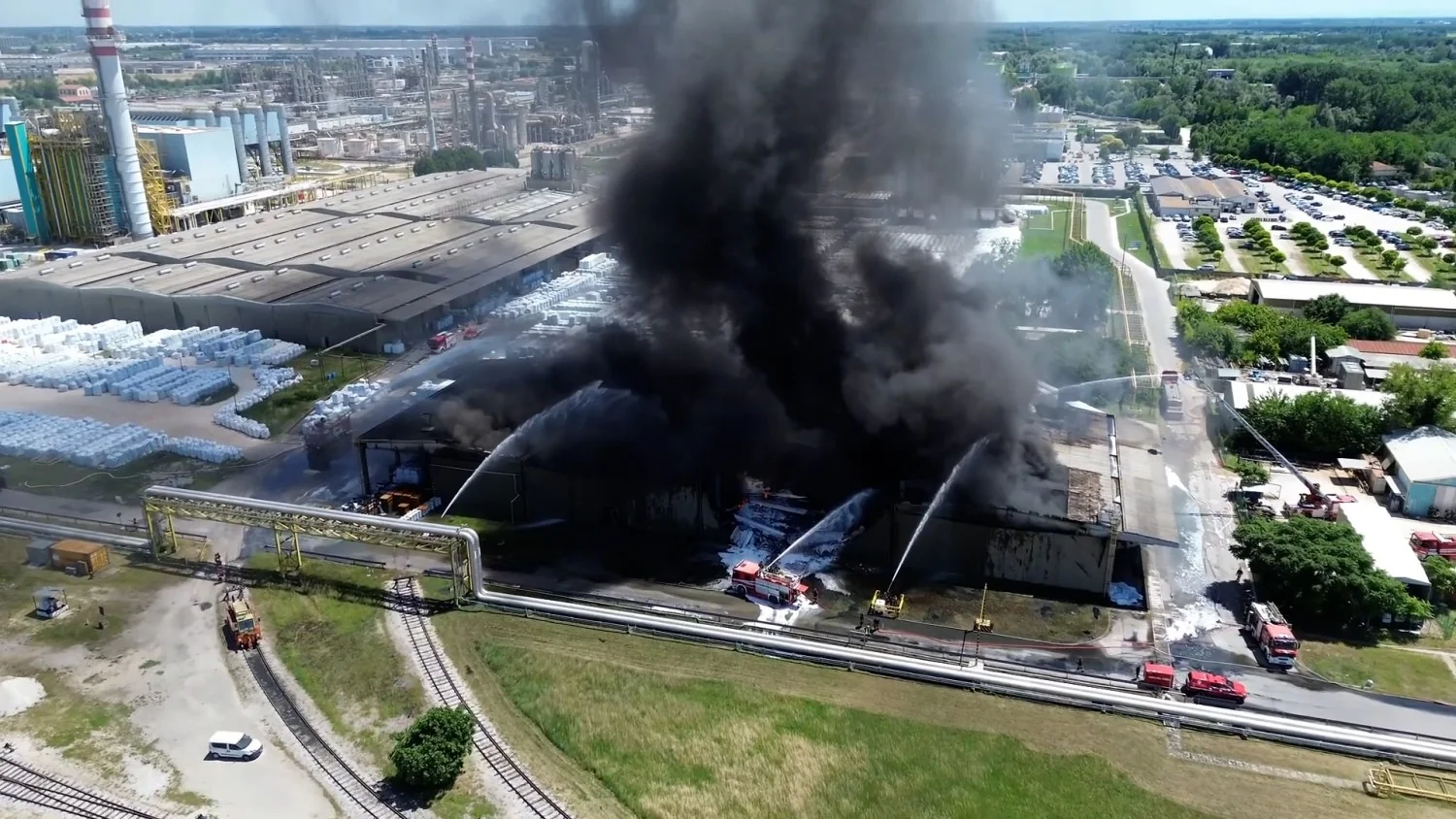 Enorme incêndio atinge empresa química em Mantova; alta coluna de fumaça registrada por drone