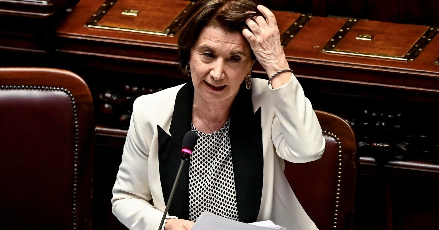 Insultos à ministra Roccella: quando a política instrumentaliza o hate speech e amplia o ódio