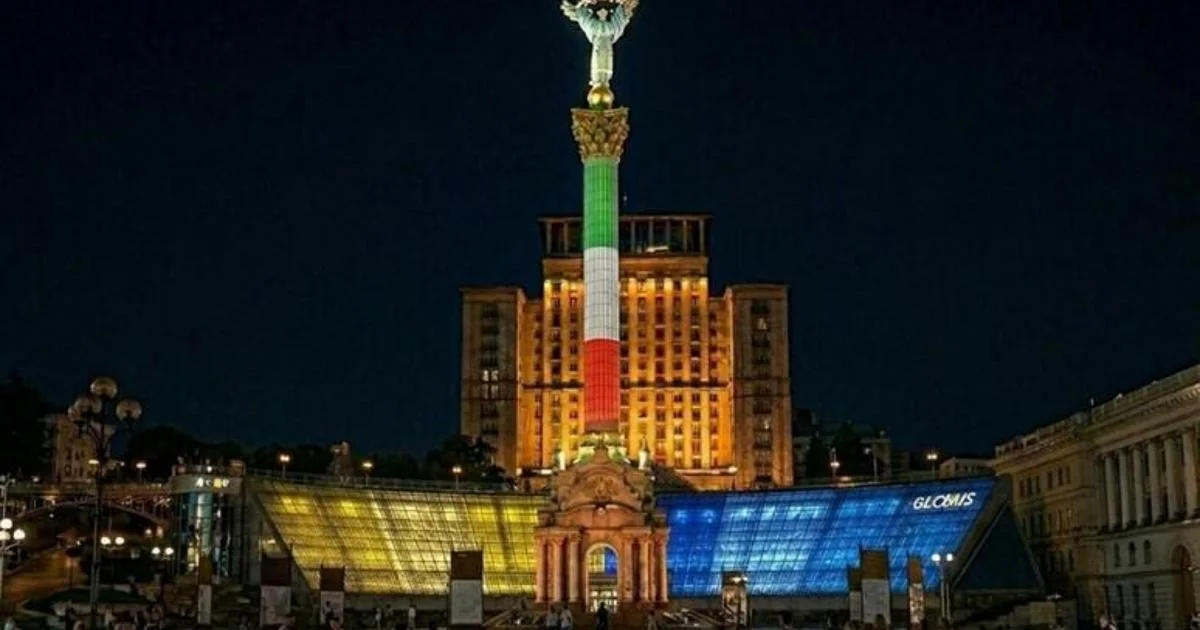 Em Kiev, Monumento à Independência é iluminado com o tricolor italiano em homenagem aos 80 anos da República