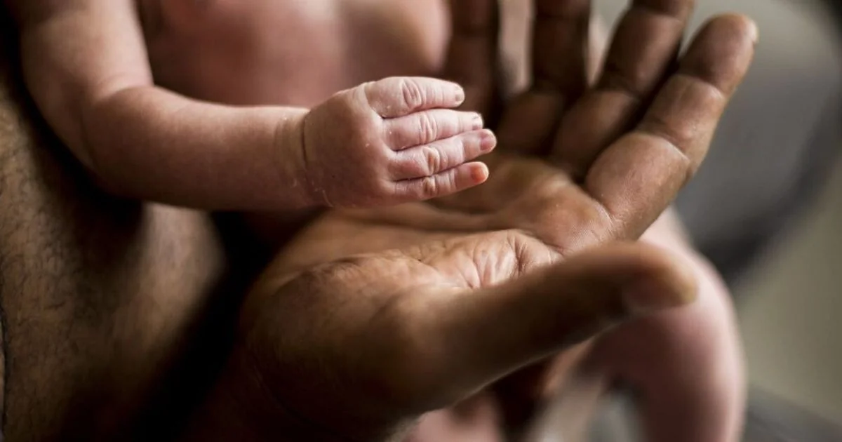 Licença parental prolongada reduz risco de depressão em pais, indica estudo do Karolinska