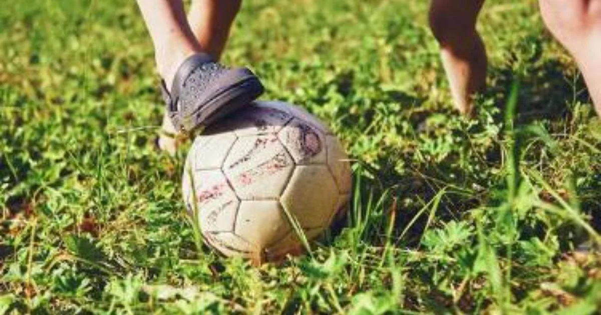 Martignacco proíbe jogos com bola em parques infantis para preservar segurança e decoro