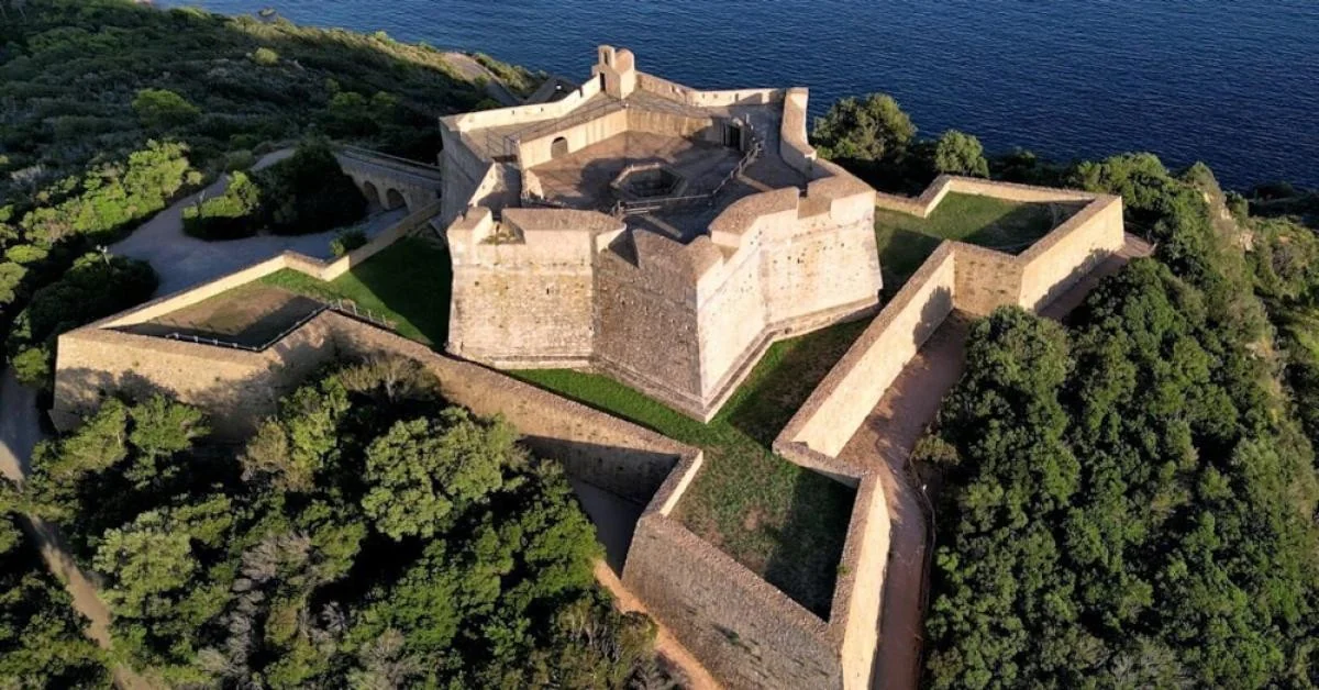 Mauro Staccioli transforma o Forte Stella em cenário sensorial: exposição em Porto Ercole convida a 'atravessar' a arte