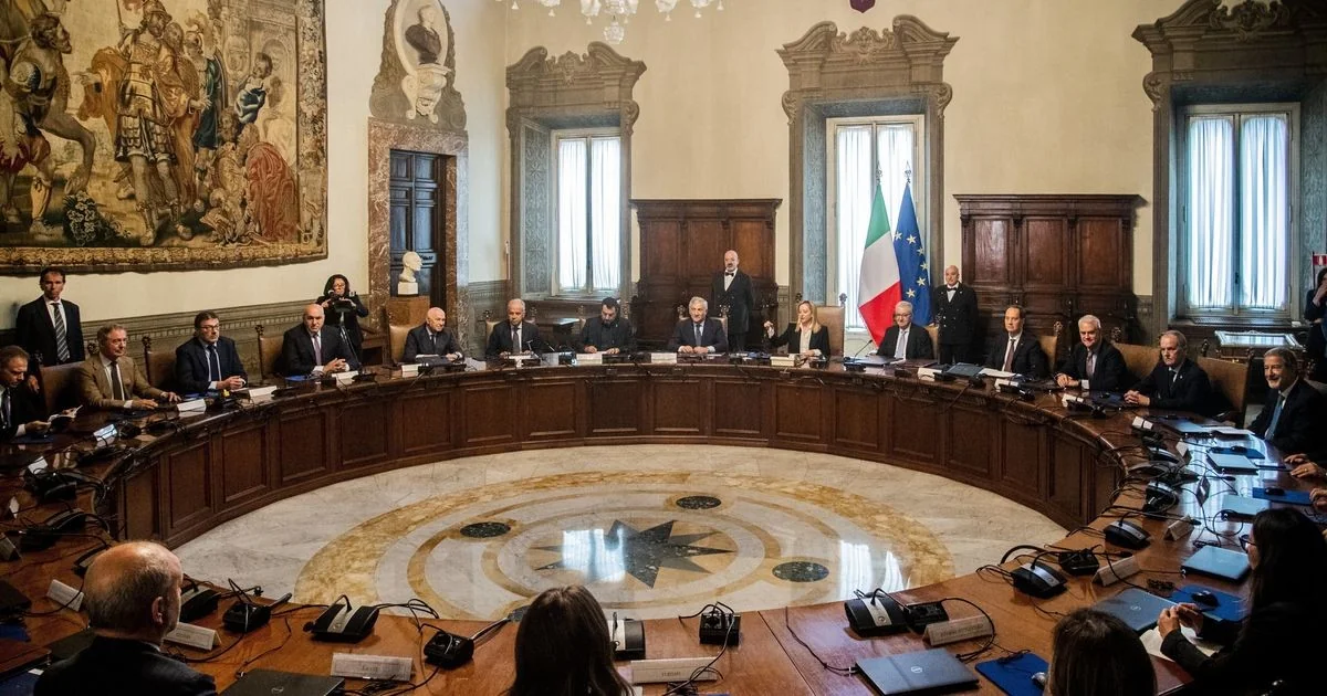 Meloni apazigua crise com os EUA e convoca ministros para festa do embaixador