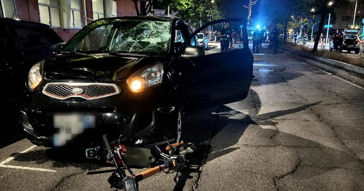 Monopattino elétrico colide com carro em Milão; passageiro de 18 anos morre no Niguarda