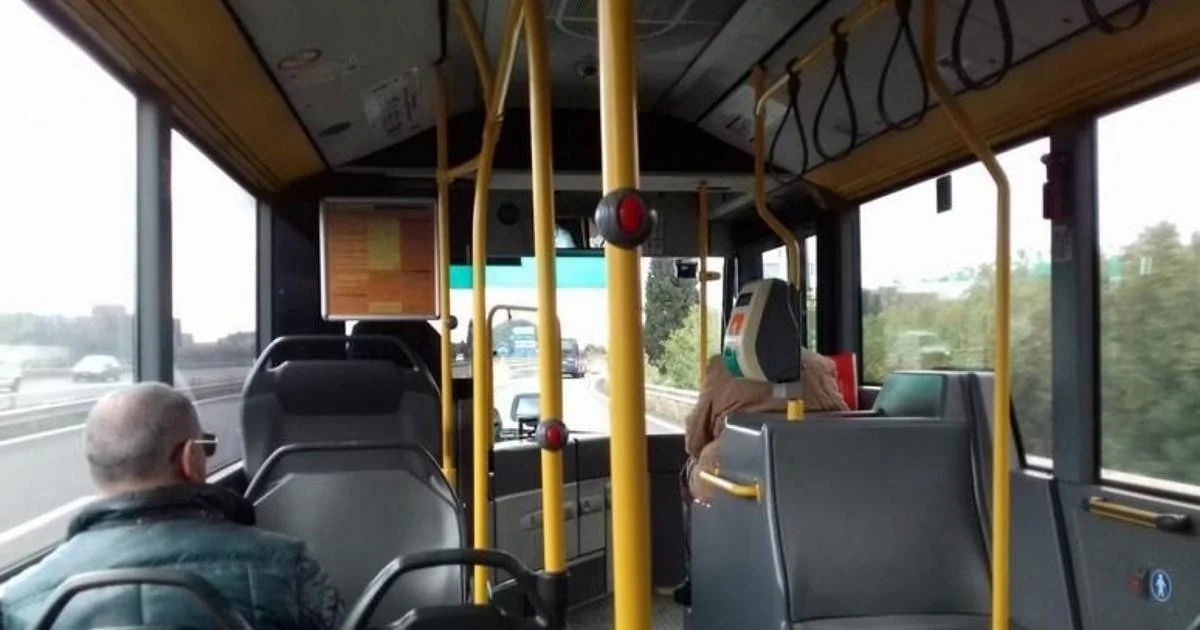 Motorista deixa aluno de 11 anos fora do ônibus por esquecer o passe; garoto caminha 2,5 km até casa