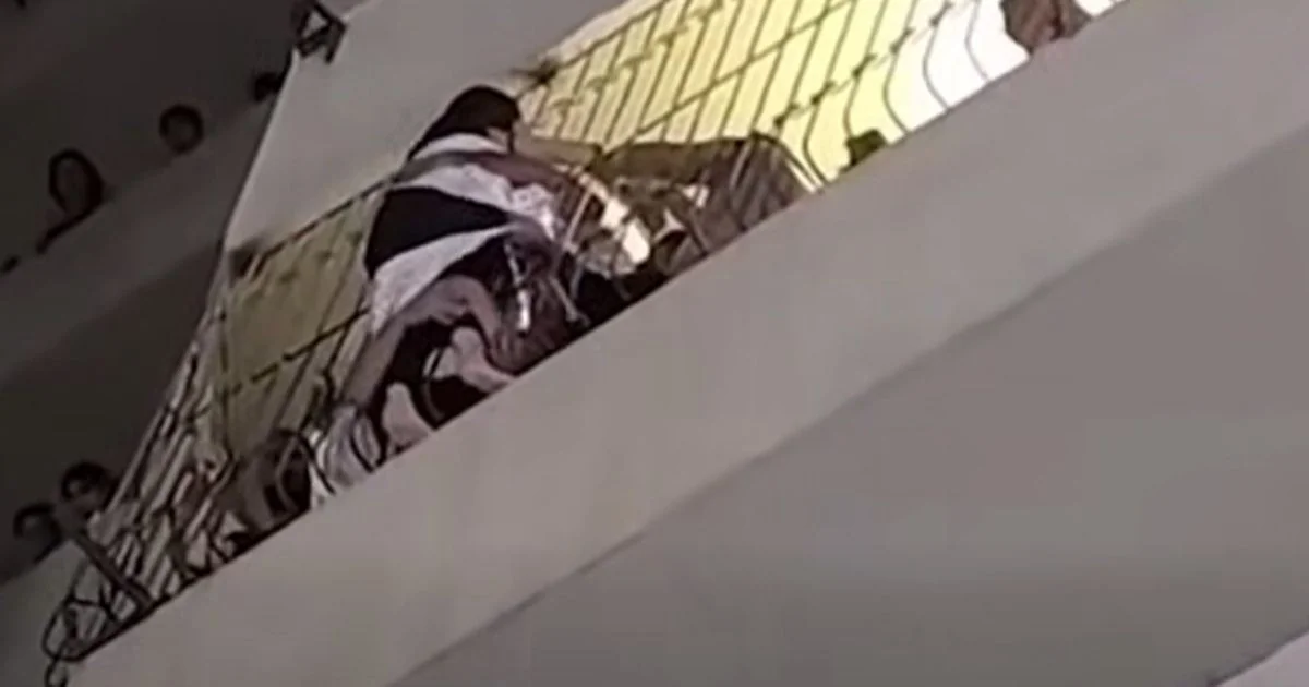 Mulher cai do 8º andar ao estender roupa e fica suspensa na grade do 5º em Khirdalan; resgate é bem-sucedido