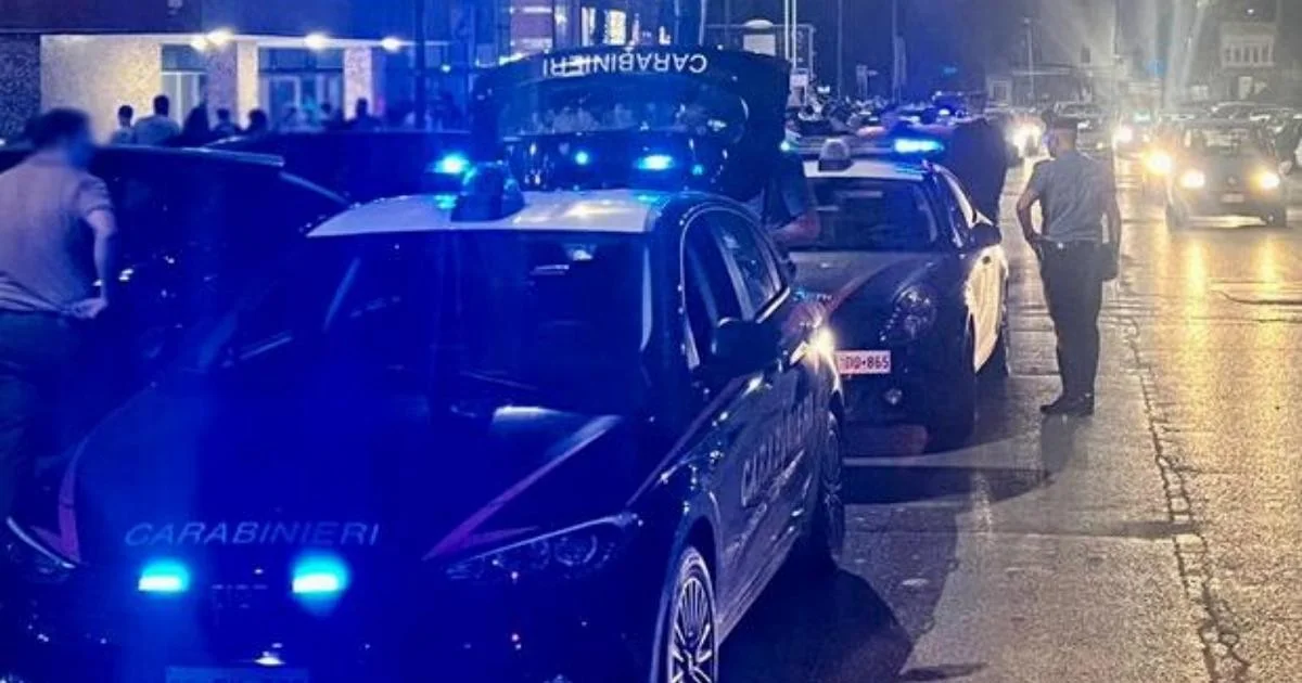 Jovem de 21 anos é morto a tiros na frente de casa em Nápoles