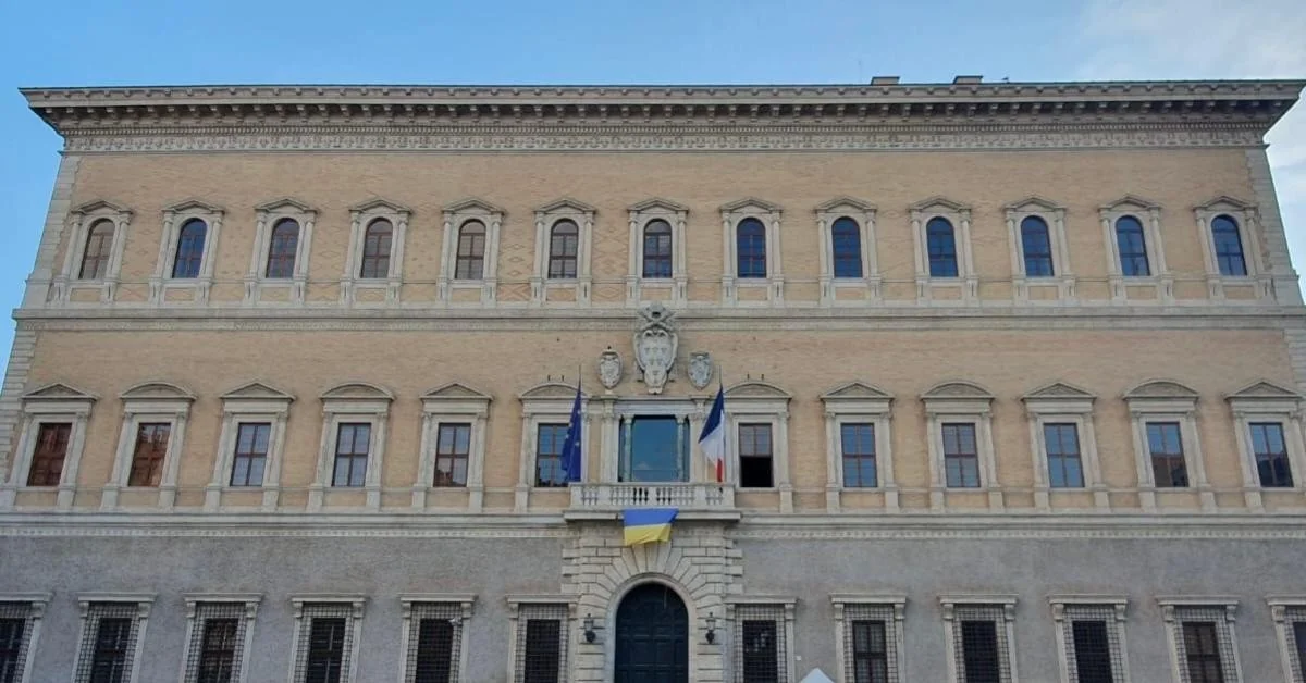 Palazzo Farnese e a bandeira ucraniana: quando a diplomacia francesa abandona a neutralidade