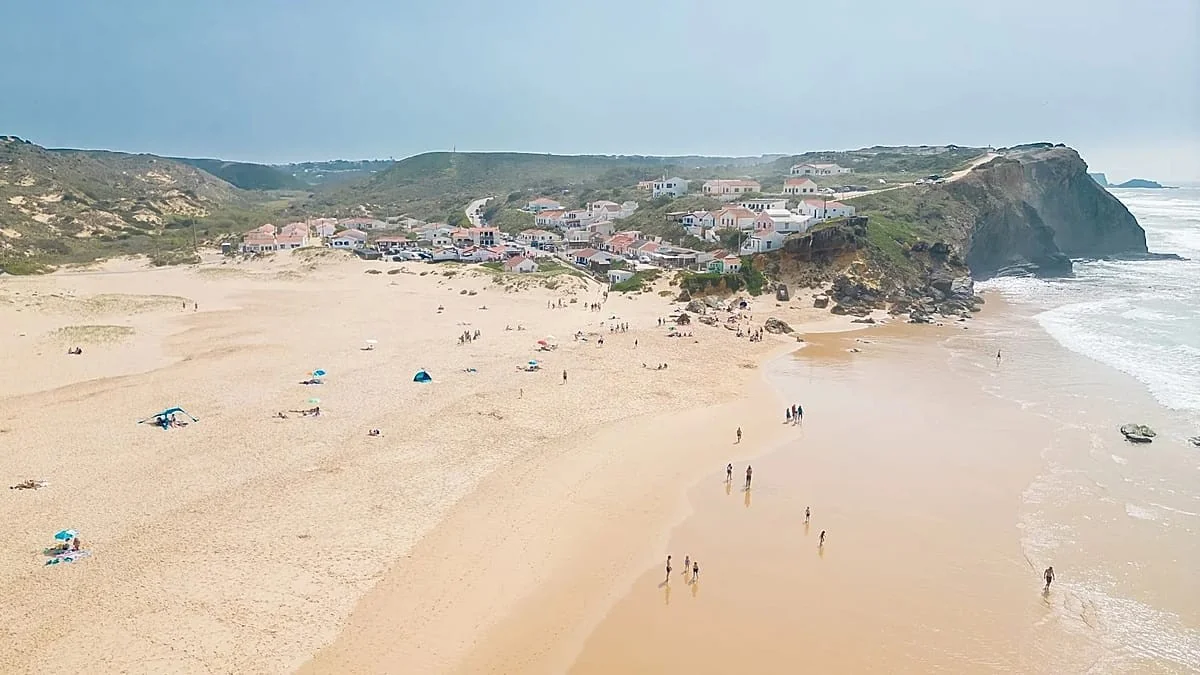 Praia de Monte Clérigo: eleita a melhor da Europa em 2026 — um refúgio na Costa Vicentina