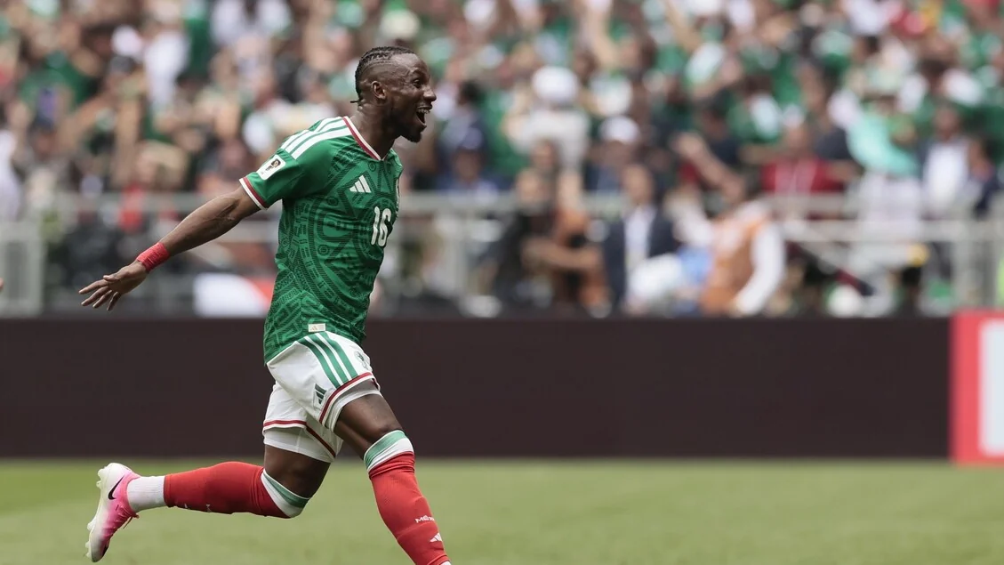 Quinones celebra o primeiro gol no Mundial e destaca apoio mexicano em estádio 'espetacular'