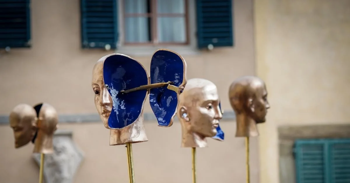 Radda Arte 2026: Sergio Fiorentino invade o Chianti com o seu azul ultramarino