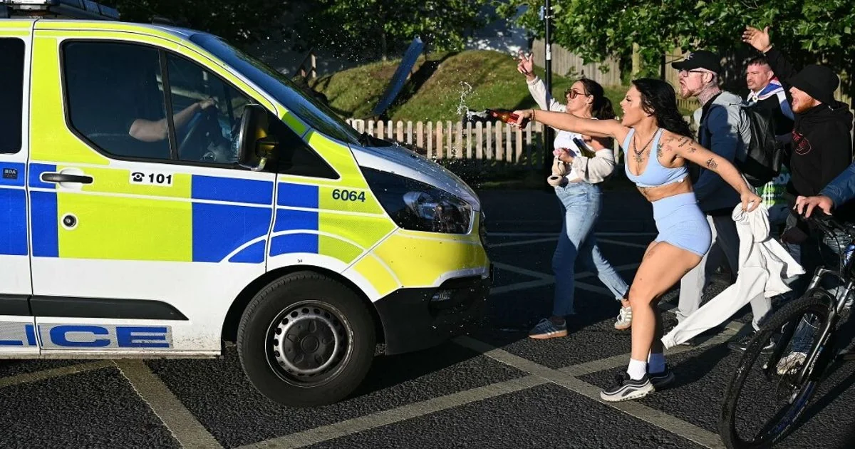 Revisão das linhas de orientação antirracismo da polícia britânica após o caso Nowak: implicações e controvérsia