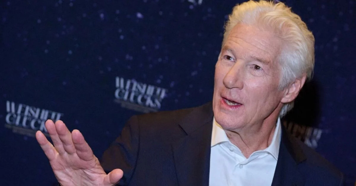 Richard Gere alerta para o 'período mais escuro' dos EUA: 'Trump desmonta os pilares da nação'