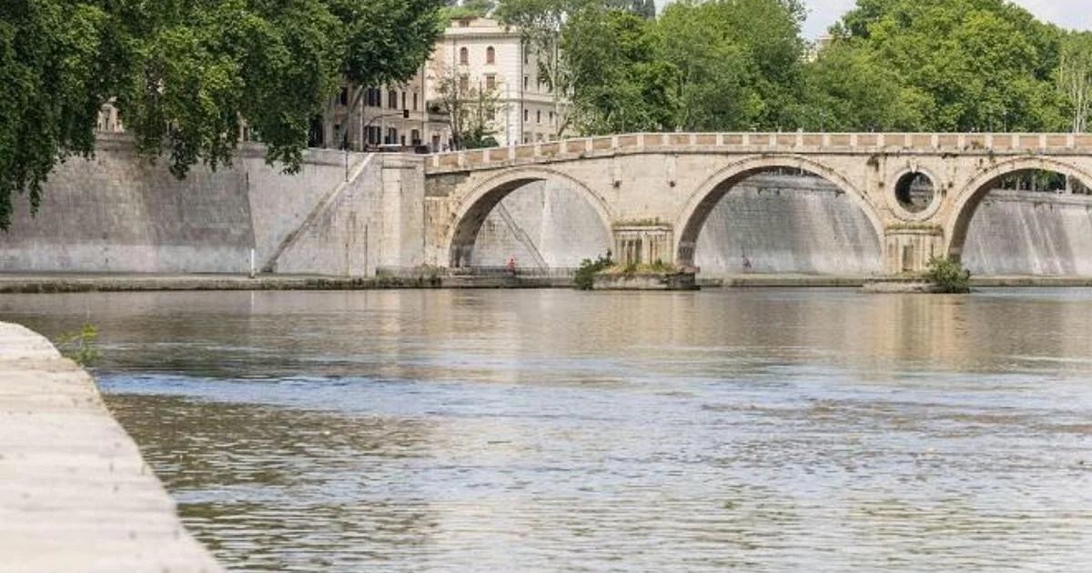 Homem morre após precipitar-se na banchina do Tibre perto da piazza della Rovere, em Roma