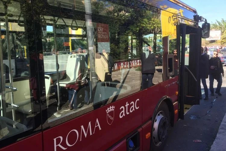 Roma: motorista da Atac é agredido com pedra na Via Virginia Agnelli; autor foge a pé