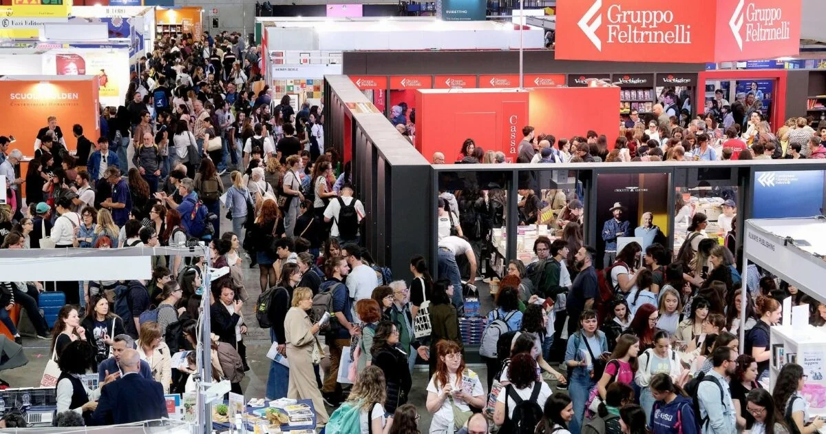 Área Self do Salone del Libro cresce: 350 autores e vendas triplicadas, organizadores planejam ajustes
