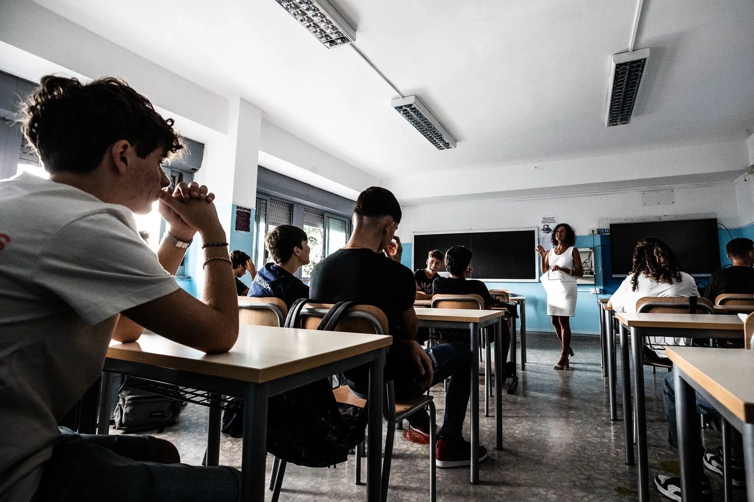 Senado aprova lei do consenso informado para educação sexual nas escolas; Valditara diz proteger crianças da 'propaganda gender'
