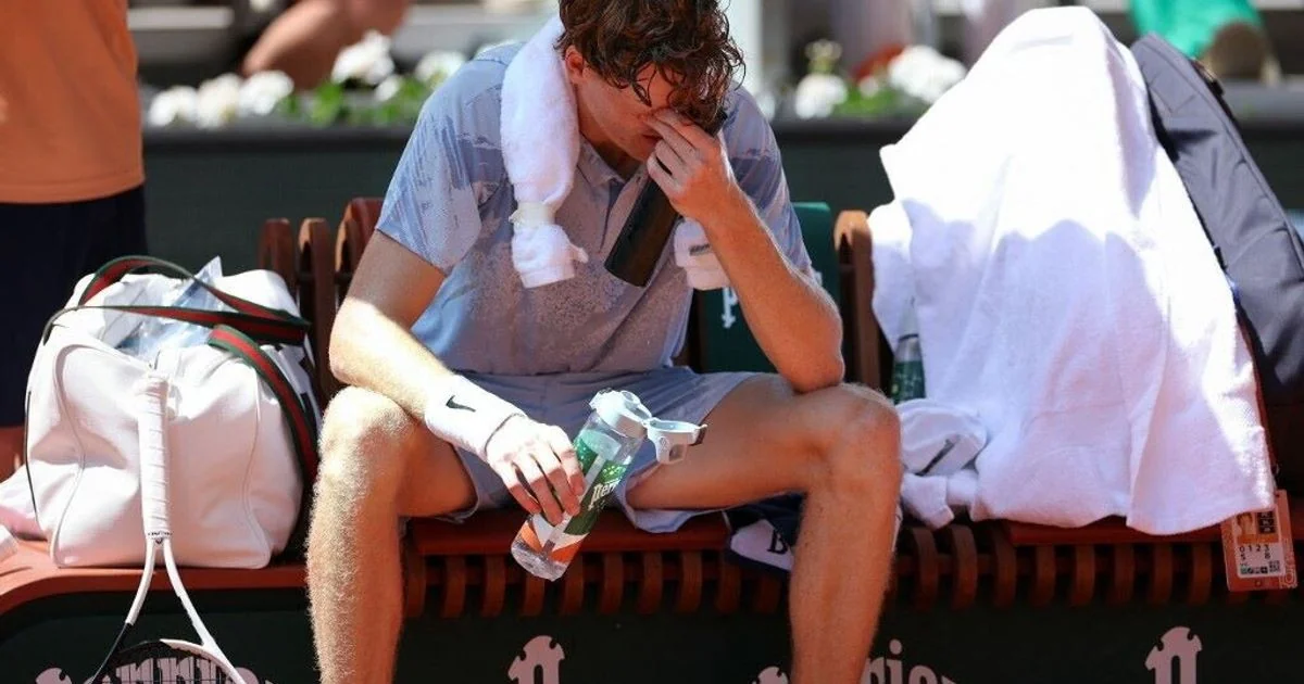 Sinner desaba em Paris após mal-estar; Cerundolo vira e elimina o número 1 no Roland Garros