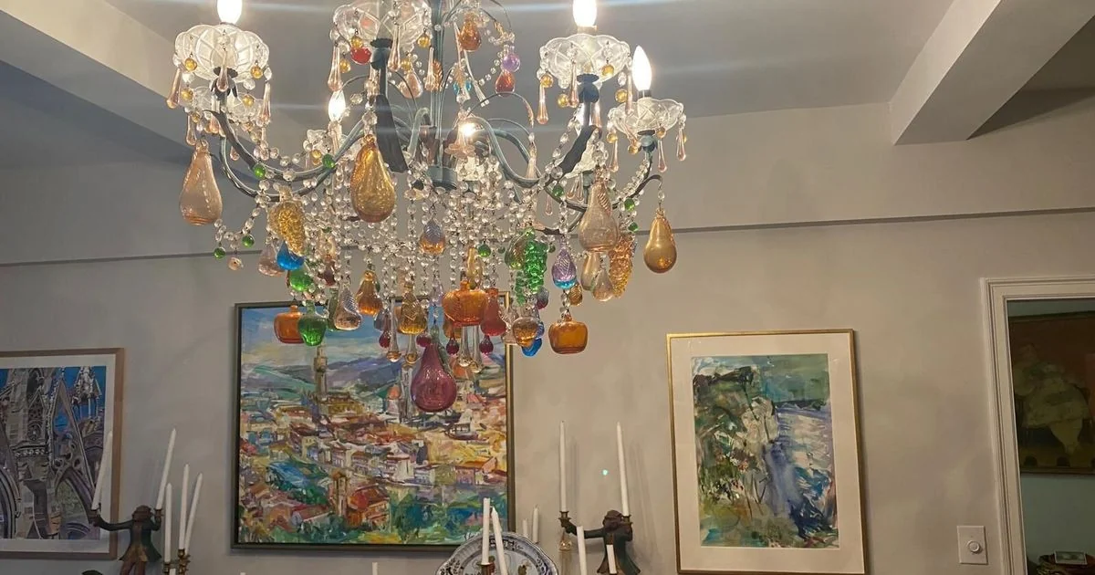 Sonia Grineva estreia em Olbia com paleta mediterrânea e cerâmicas pintadas à mão